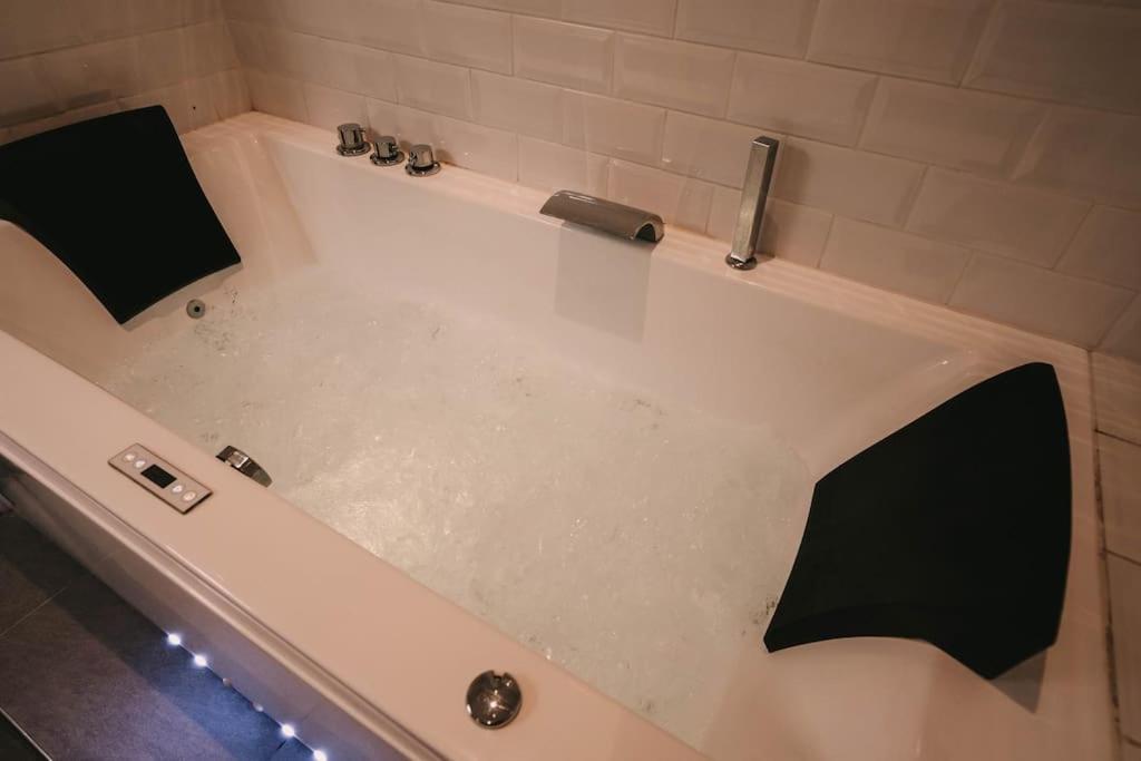 Ultimate Comfort ! Jacuzzi & Sauna. Besançon Exteriör bild